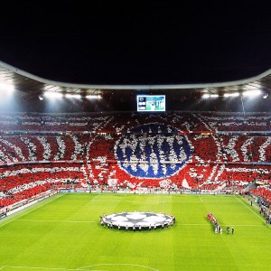 开云体育平台-当足球巨星降临篮球圣殿，萨拉赫脚踩湖人地板上演王者归来，绿茵王者降临篮坛！萨拉赫脚踏湖人地板霸气归来