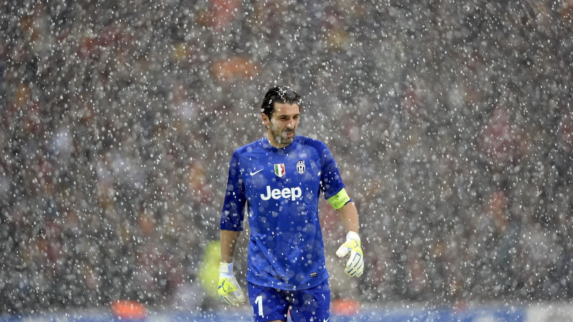 跨界奇景，萨拉赫在西班牙队比赛中出色防守，逆转引发热议！萨拉赫跨界神防守导演逆转，西班牙赛场奇景引爆热议！